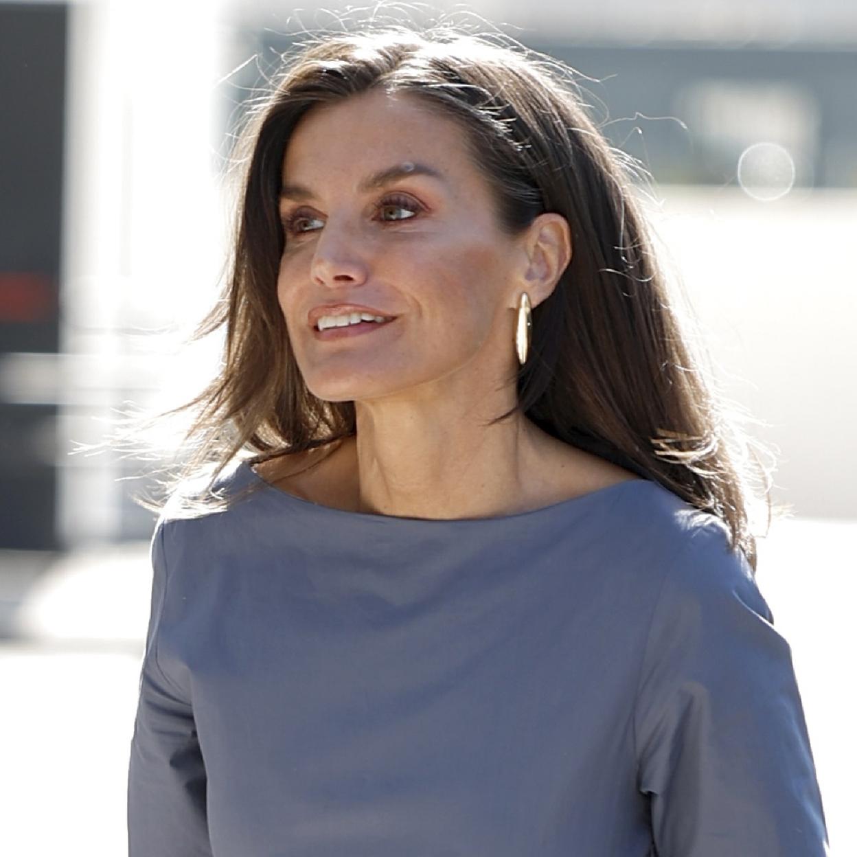 La reina Letizia con un vestido azul de rebajas de Adolfo Domínguez. 