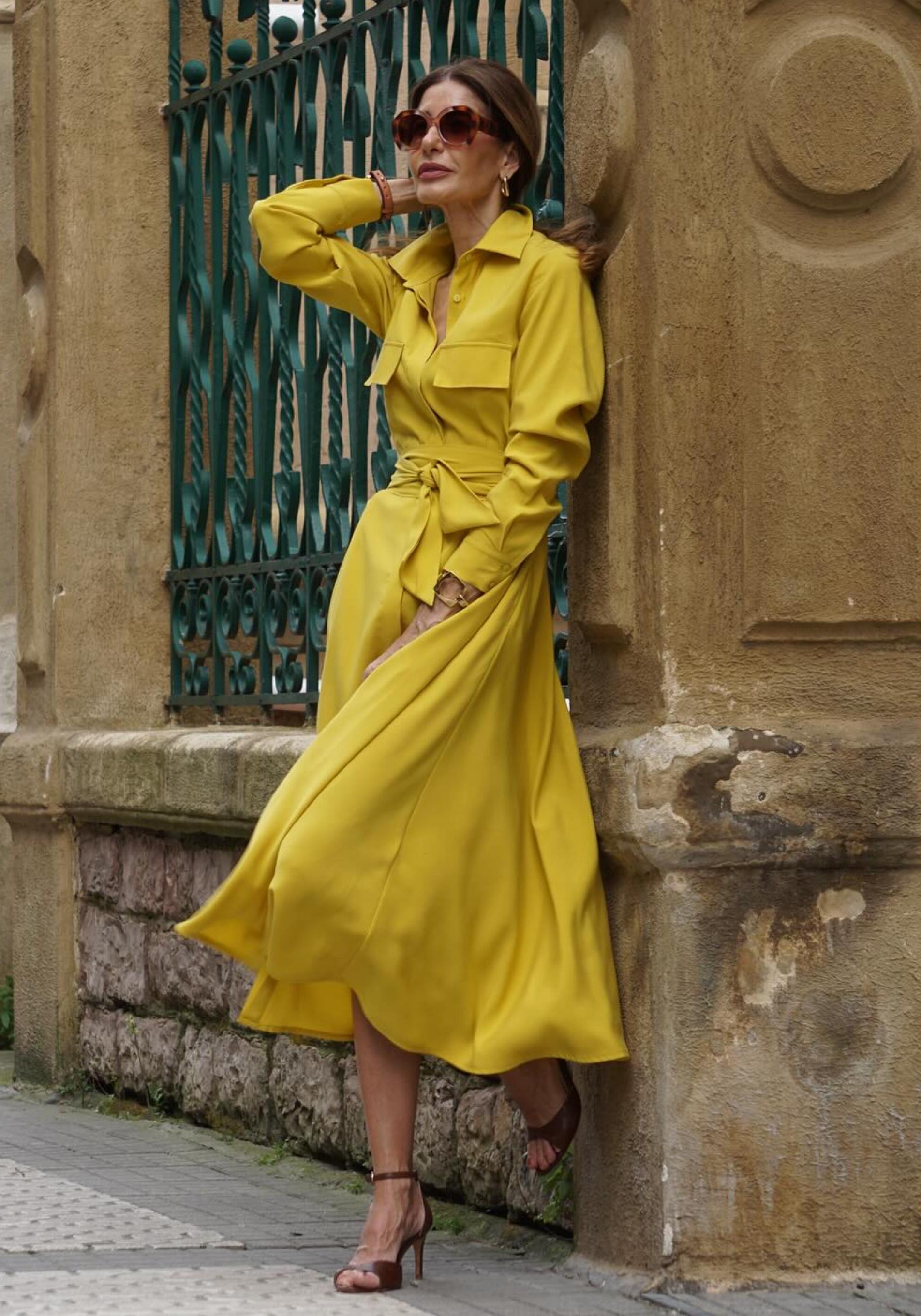 Influencer con vestido camisero