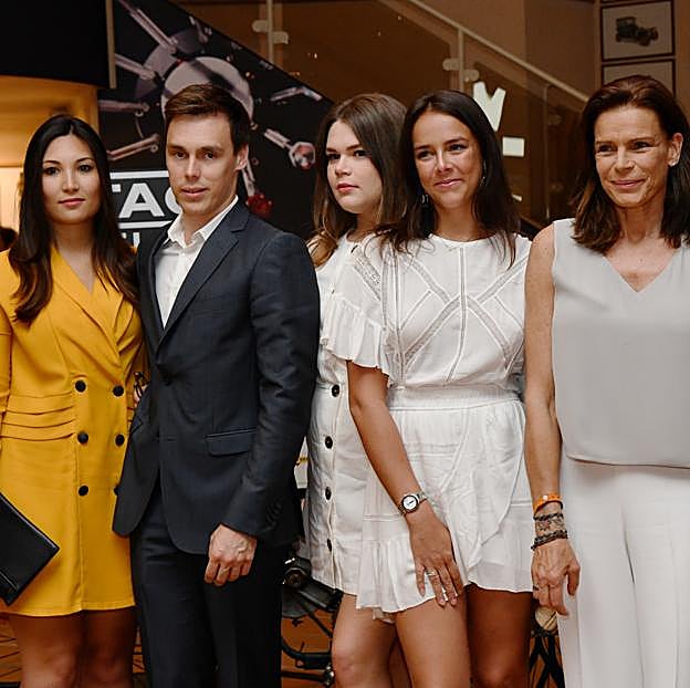 Estefanía de Mónaco en una foto de 2018 con sus hijos, Louis, Pauline y Camille, y su nuera, Marie Chevallier (de amarillo).