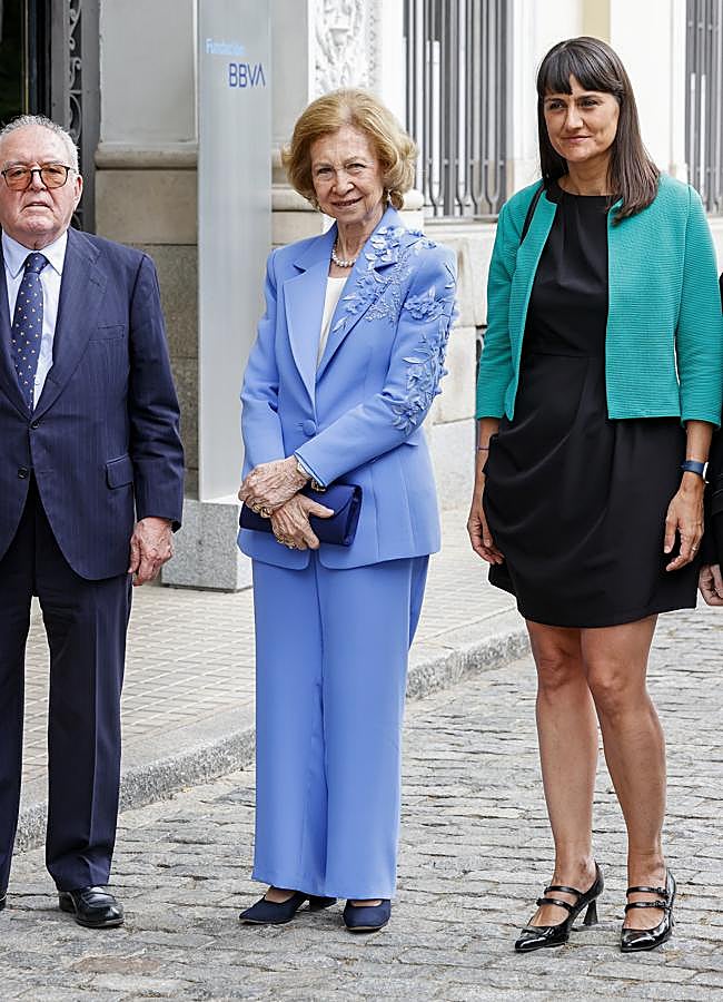 Imagen - La reina Sofía en los Premios Valor Añadido con conjunto de traje en azul. Foto: gtres.