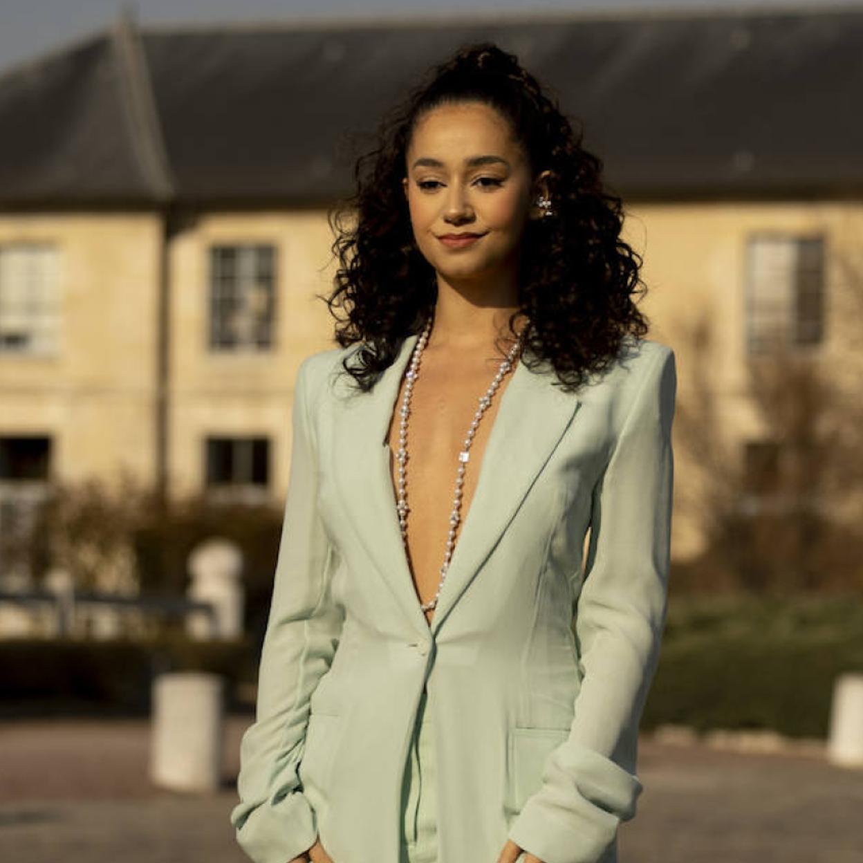 Influencer con semirecogido para media melena rizada