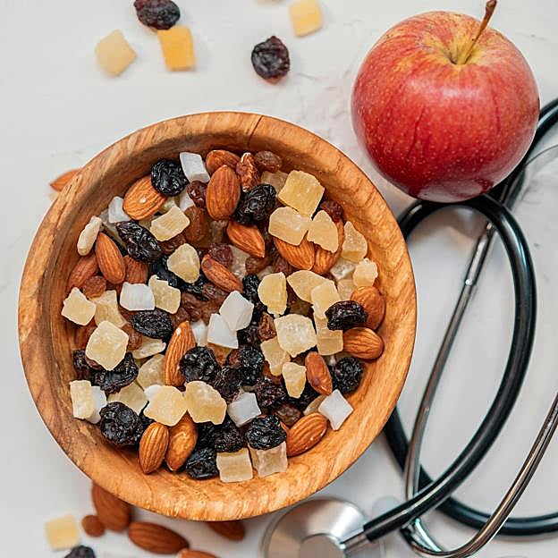 Bowl de frutos secos con ciruelas pasas