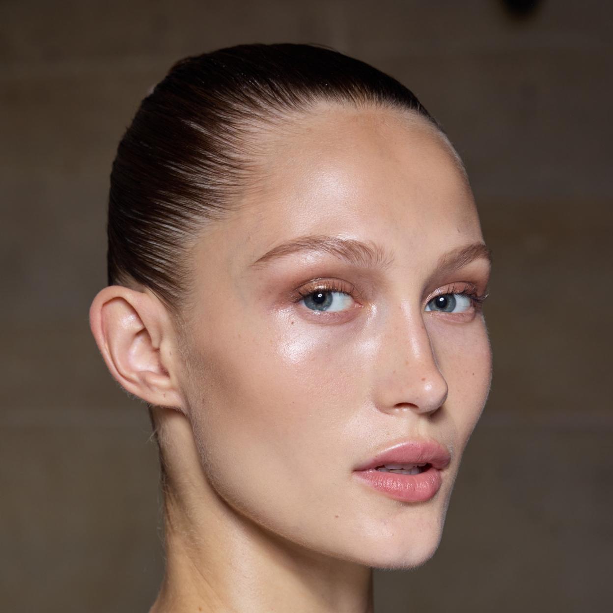 Esta es la bruma restauradora que probaré este verano para hidratar la piel