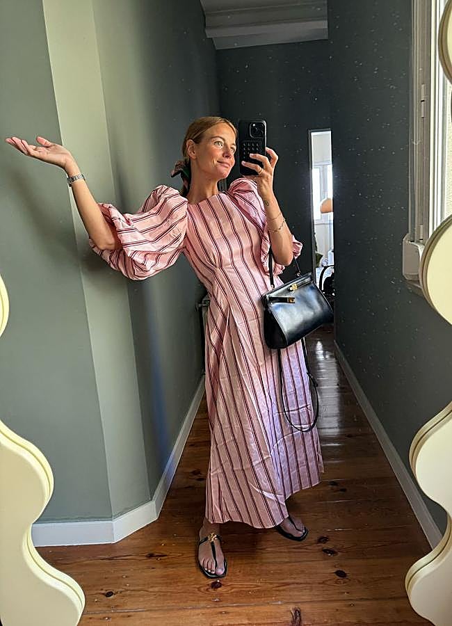 Imagen - Mafalda Patricio con vestido de mangas muy abullonadas.