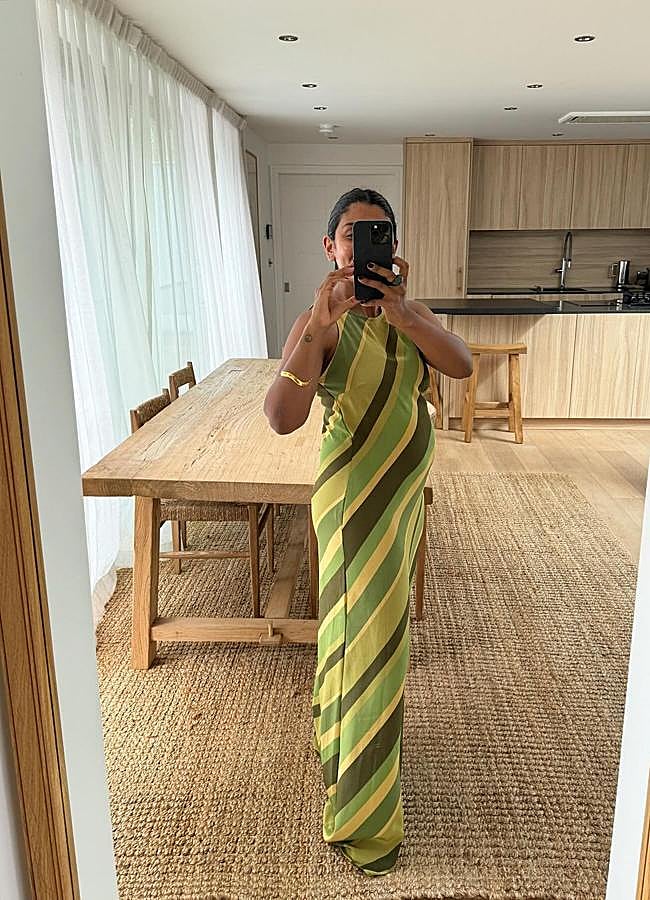 Imagen - Look con vestido largo con estampado de rayas. Foto: @Monikh