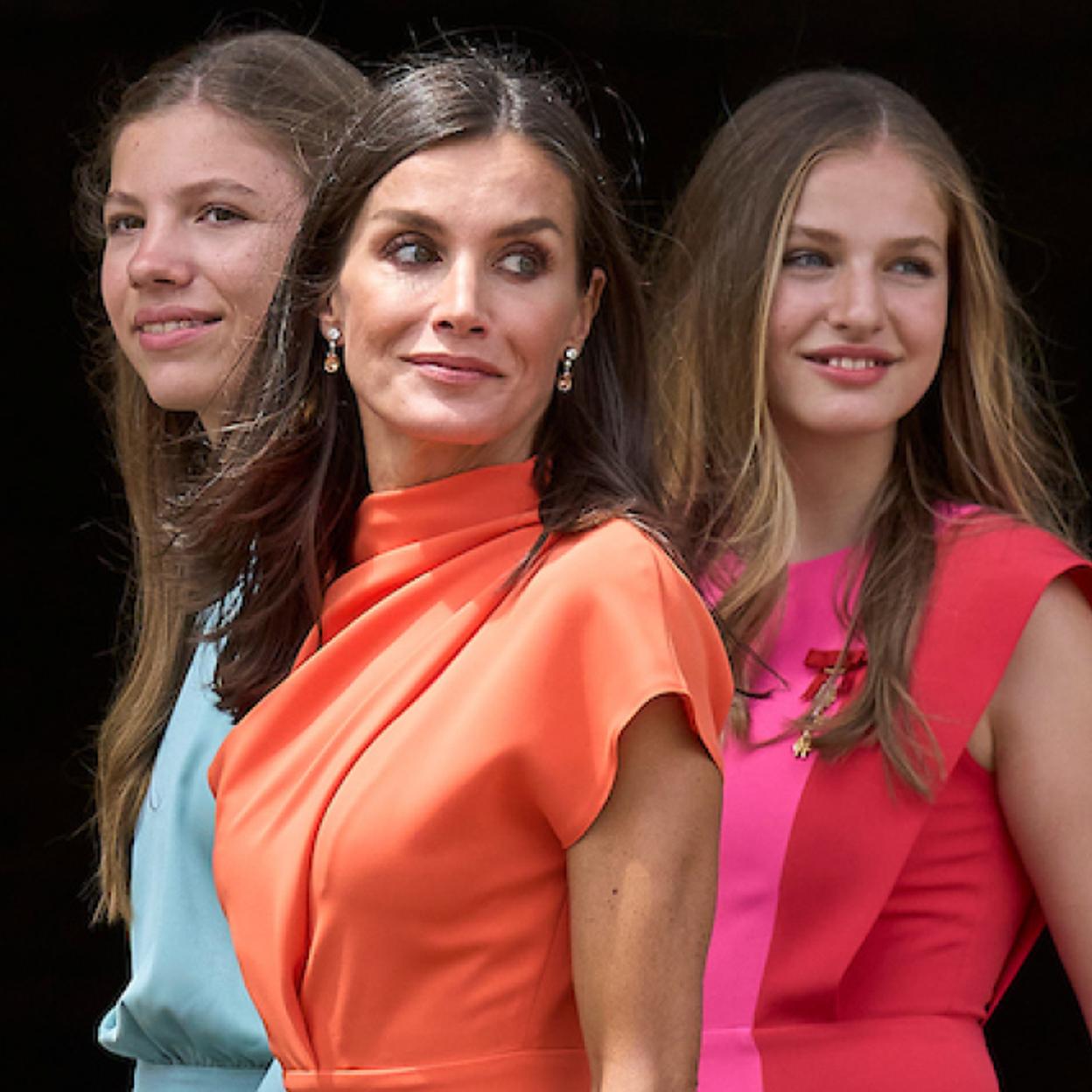 La princesa Leonor y la infanta Sofía, en una fotografía junto a su madre, la reina Letizia. 