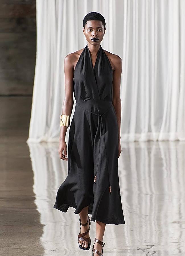 Imagen - Vestido negro con cuello halter