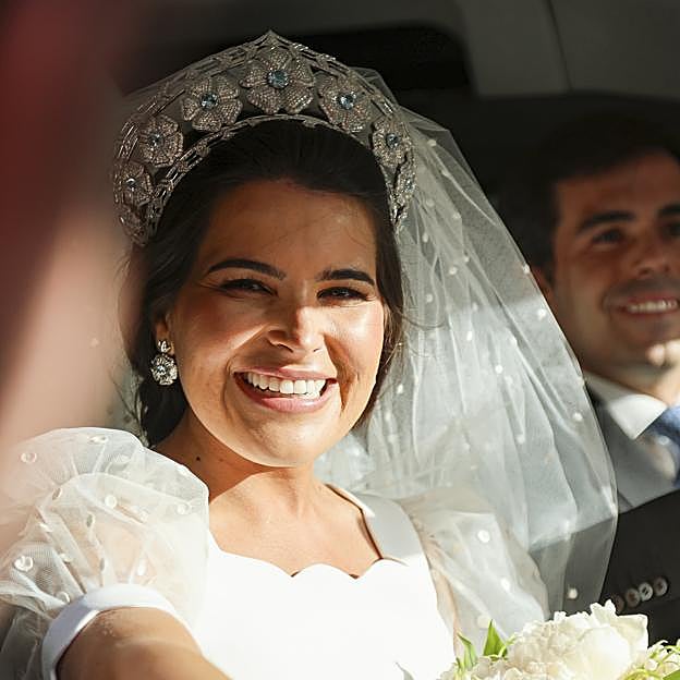 Natalia Santos con tiara y pendientes.