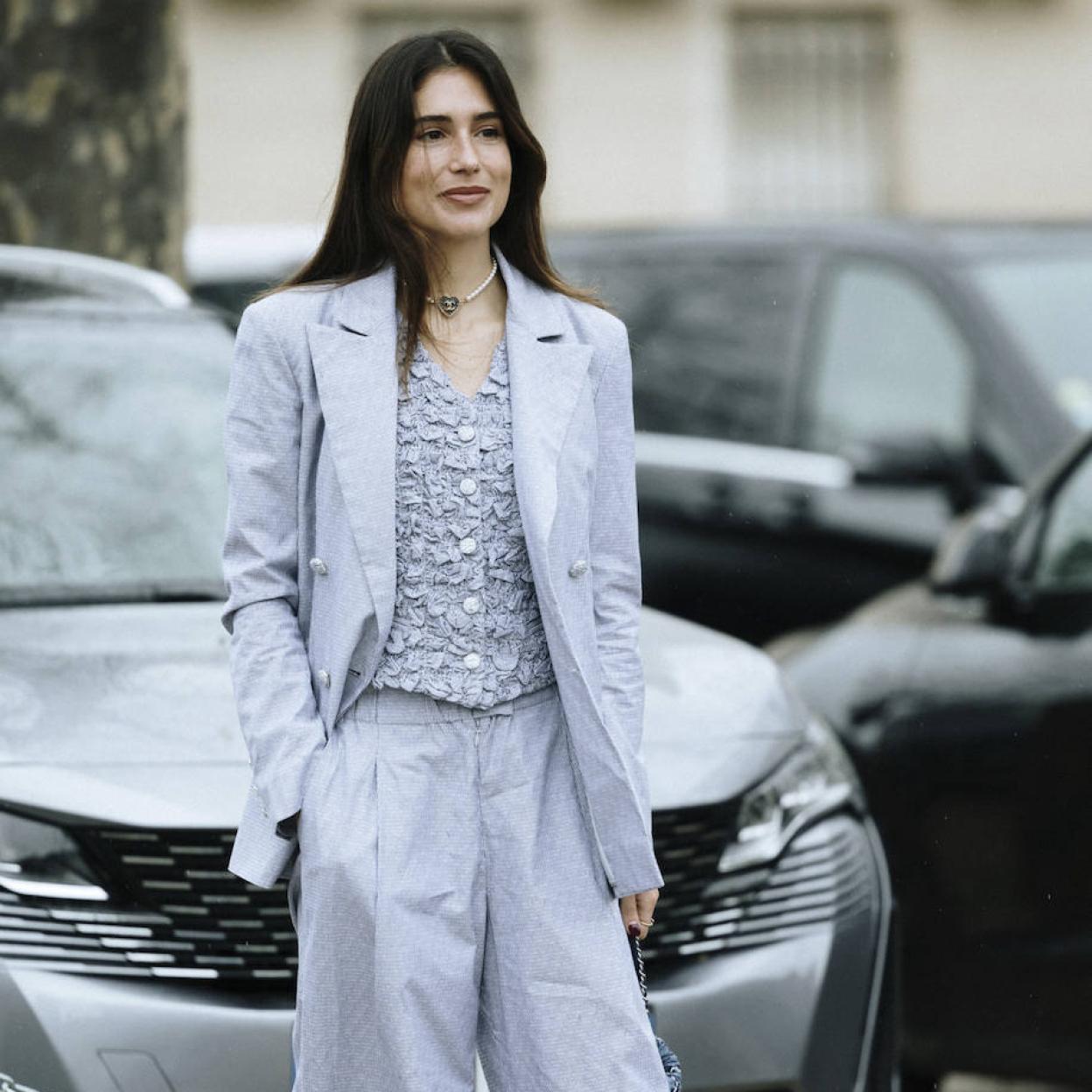 Influencer con look lila