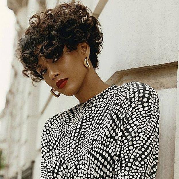 Modelo con corte de pelo rizado tendencia para verano estilo lop