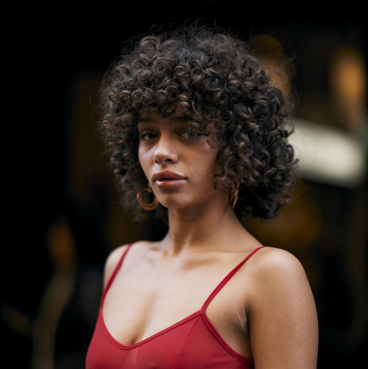 Influencer con corte de pelo rizado tendencia para verano 2024