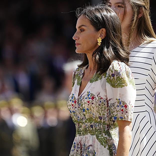 La reina Letizia arrasa con un vestido floral de la firma favorita de las francesas en Zaragoza con Leonor
