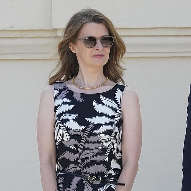 El look con vestido made in Spain de María Dolores Ocaña, la mano derecha de la reina Letizia