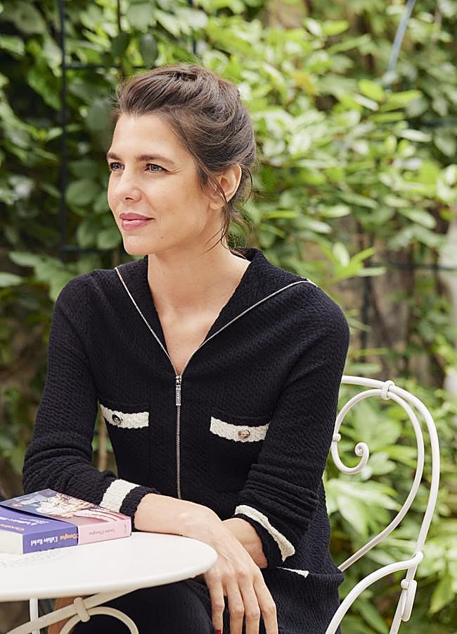 Imagen - Carlota Casiraghi con cárdigan de punto con cremallera, de Chanel.