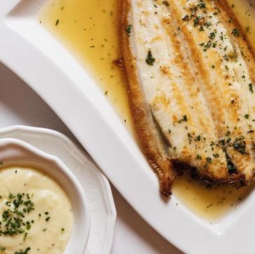 Imagen secundaria 1 - La terraza de El D3S3O, su impecable lenguado à la meunière y uno de los vinos de Convento Oreja. 