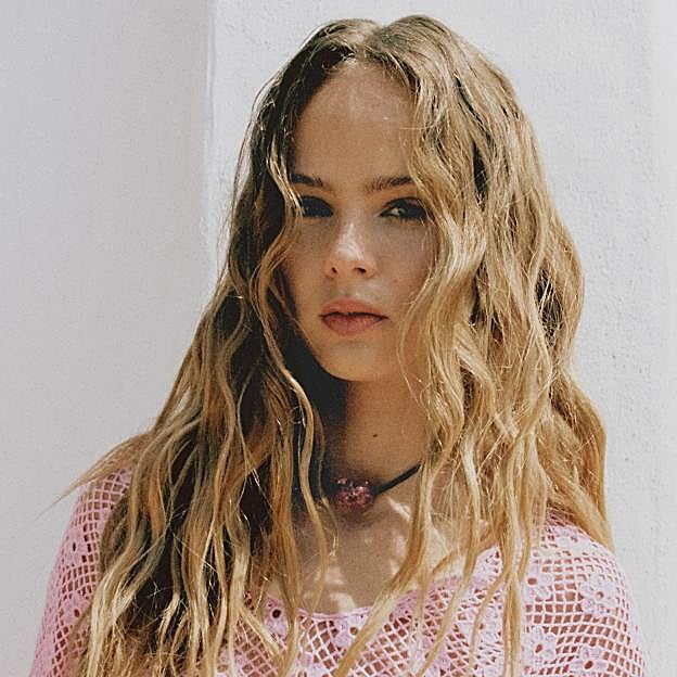 Tres usos del aceite capilar en verano que mantienen el pelo fuerte y sin encrespamiento