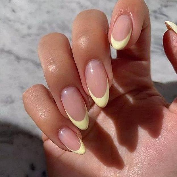 Manicura francesa en amarillo mantequilla