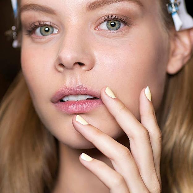 Manicura mantequilla, la tendencia de uñas que más favorece este verano