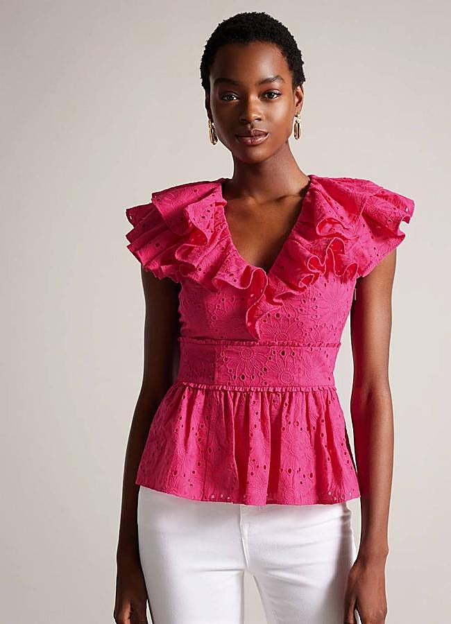 Imagen - Blusa perforada con volantes color fucsia