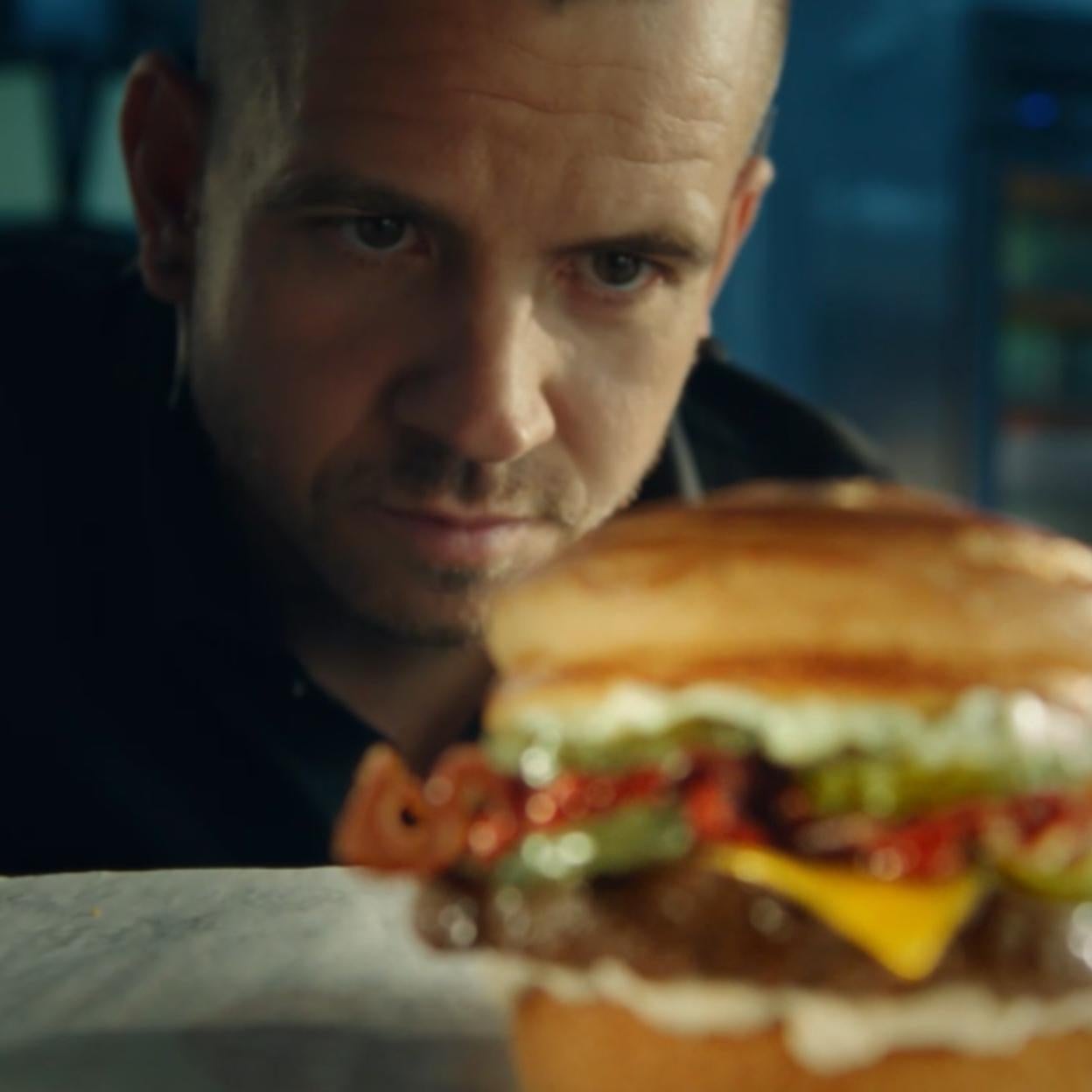 El chef Dabiz Muñoz con su creación.