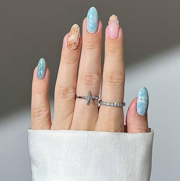 Uñas en 3D con conchas para verano