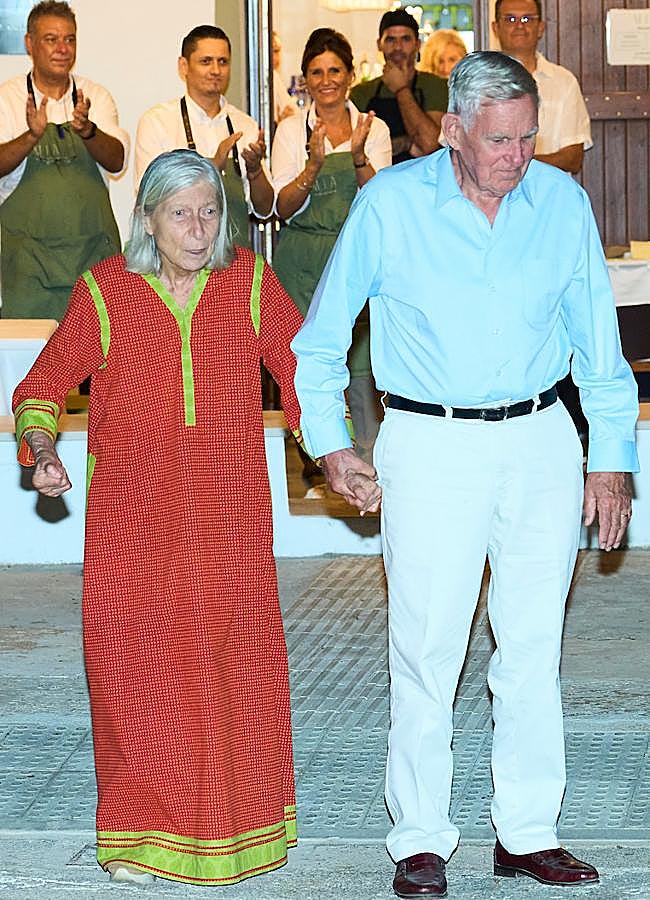 Imagen - Tatiana Radziwill y su marido, Jean Henri Fruchaud, el pasado verano en Palma de Mallorca, tras cenar con la reina Sofía, los reyes y sus hijas. (FOTO: LIMITED PICTURES)