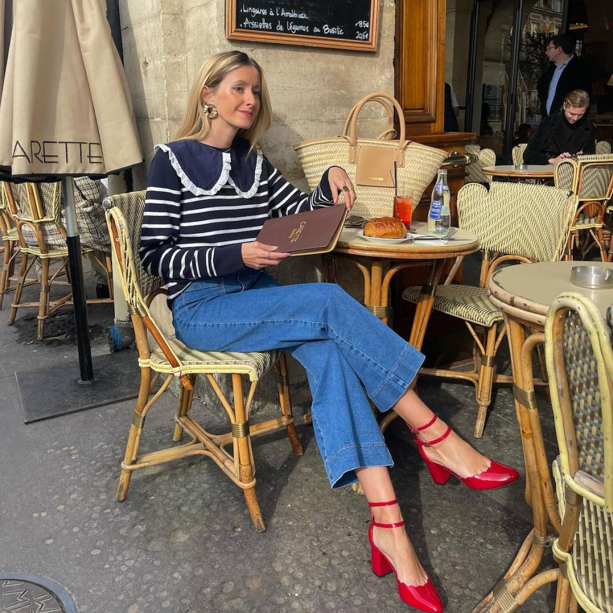 Influencer con zapatos rojos tendencia