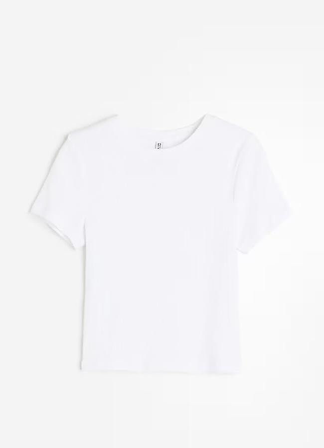 Imagen - Camiseta entallada blanca de H&M, 7,99 euros.