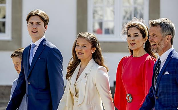 La familia real danesa al completo, desde el heredero Christian, sus hermanos pequeños y los reyes Federico y Mary. 
