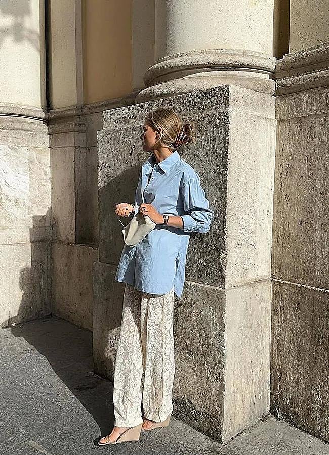 Imagen - Pantalones de encaje con camisa oversize y cuñas/@CLAIREROSE