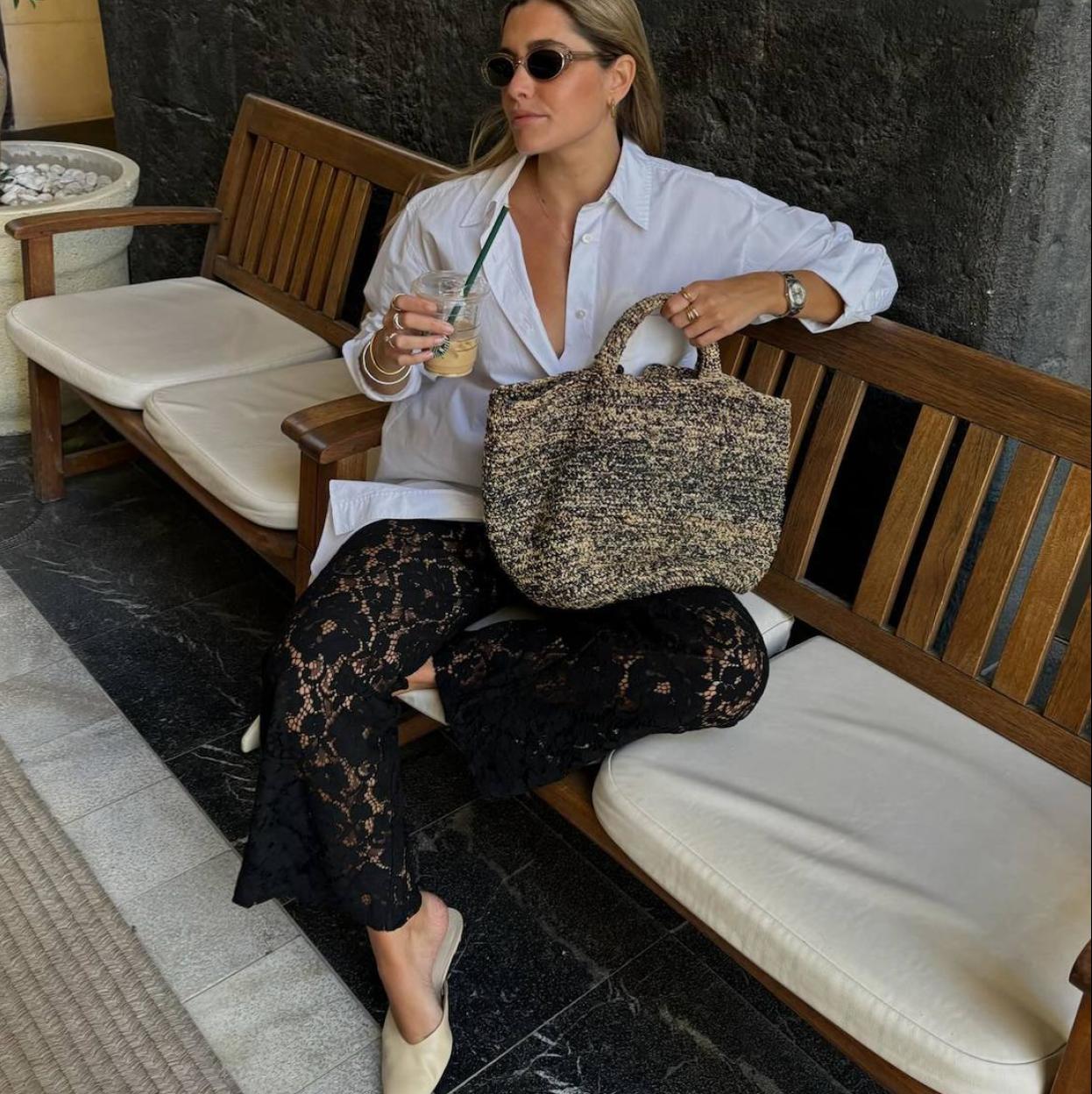 Influencer con pantalones de encaje