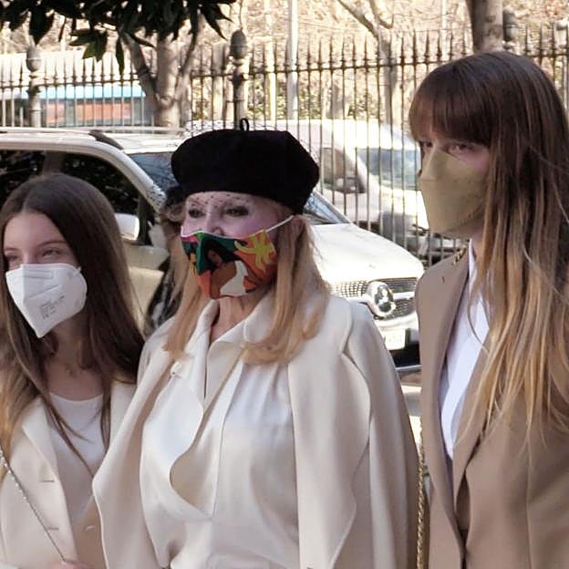 Tita Cervera, con sus dos hijas, Carmen y Sabina Thyssen, a su llegada al Museo Thyssen de Madrid, en una imagen retrospectiva. 