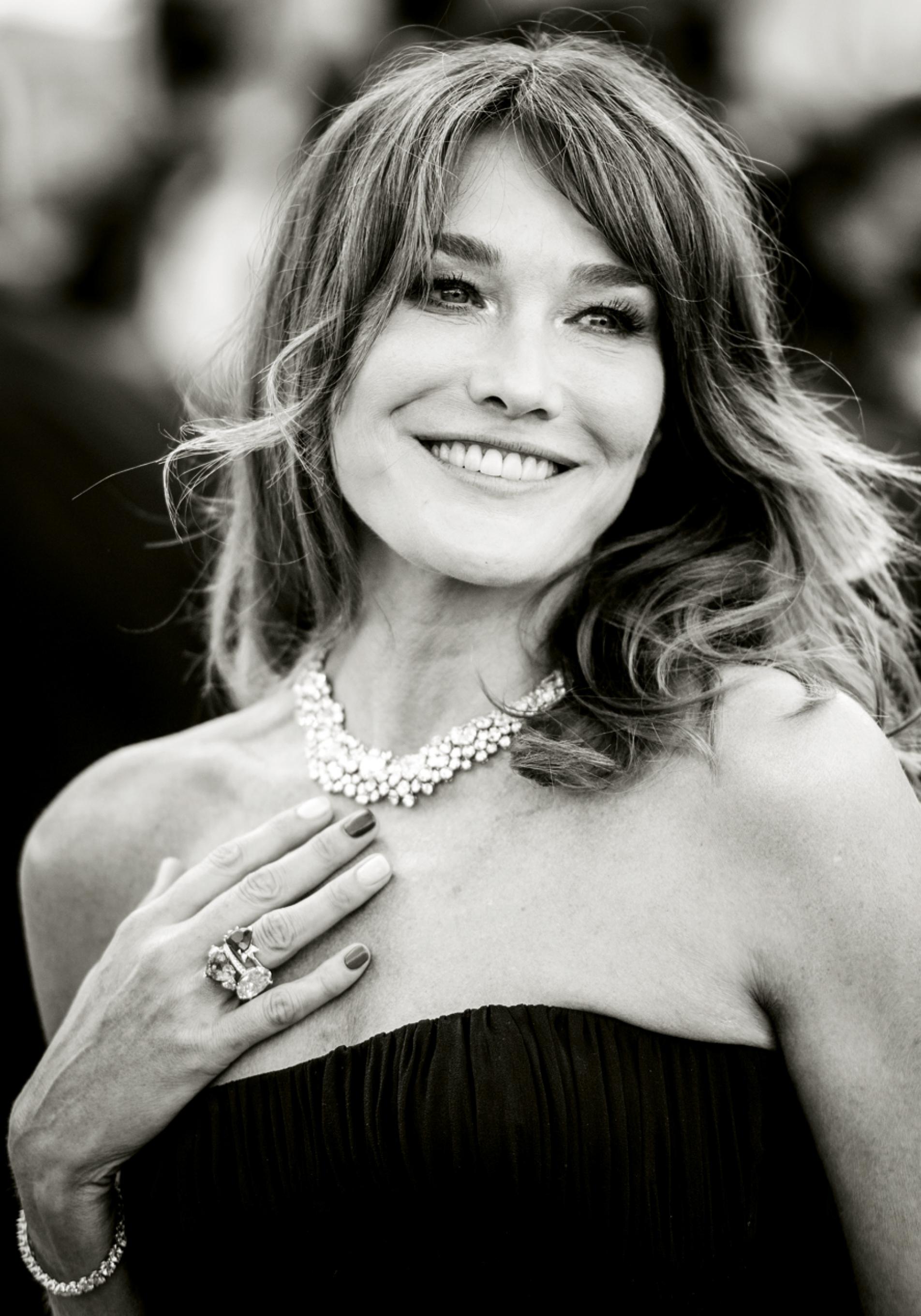 Carla Bruni, radiante a los 56 años en la alfombra roja.