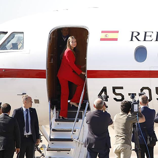 La pricnesa Leonor subiendo al avión con el que ha puesto rumbo a Lisboa.