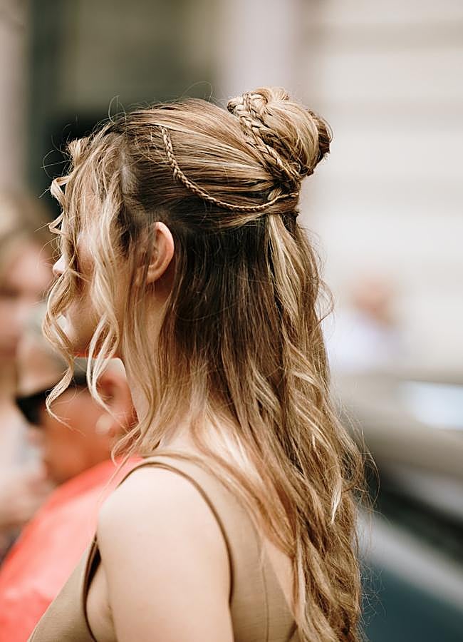 Imagen - Semirrecogido con moño y trenzas. Foto: Launchmetrics spotlight