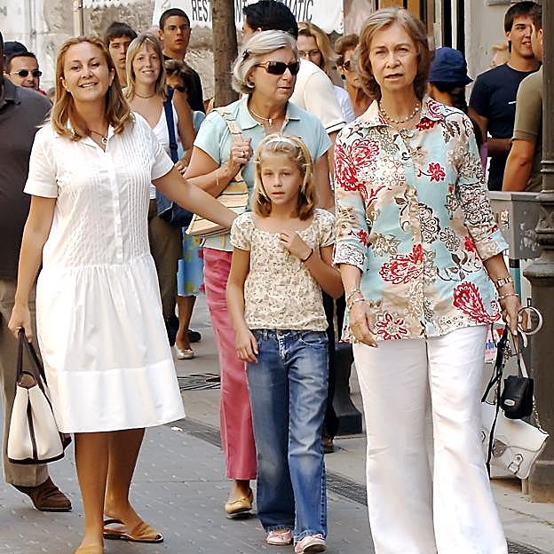 La reina Sofía fotografiada en 2007, mientras paseaba por Palma de Mallorca con Tatiana Radziwill.