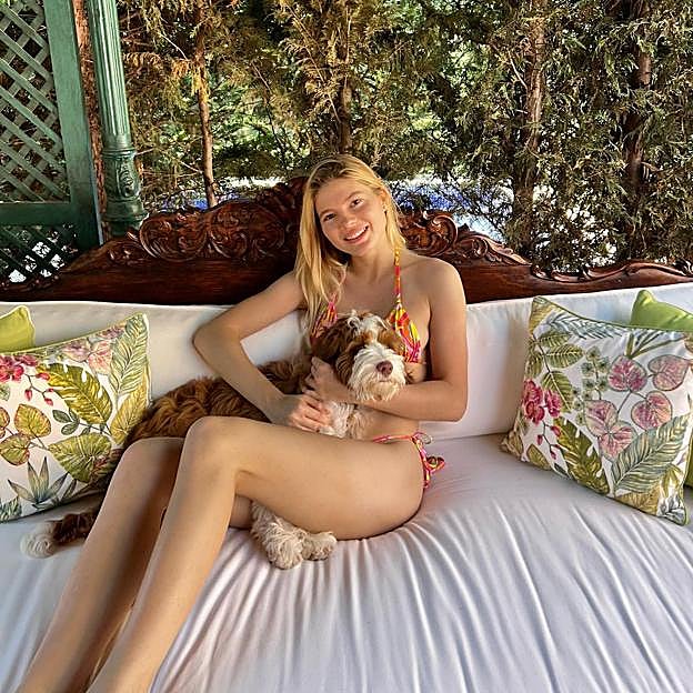 Victoria Iglesias disfrutando de la finca Las Cuatro Lunas. 