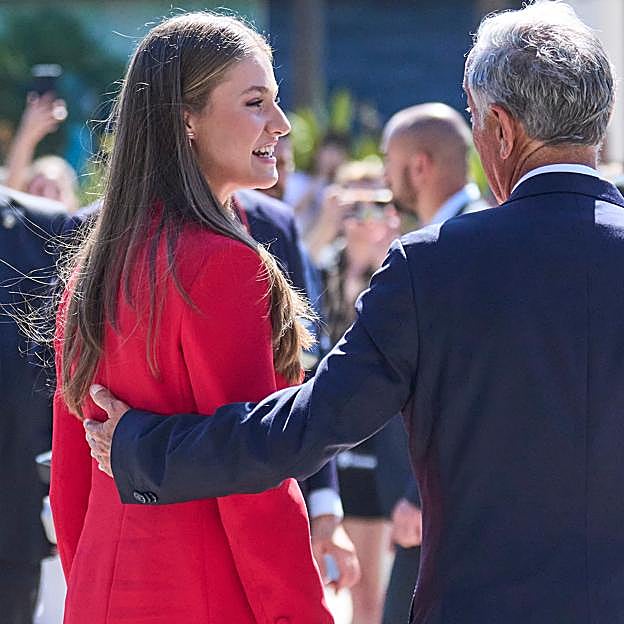 El presidente Rebelo de Sousa trató de conducir los pasos de la princesa Leonor, tocando su espalda. 