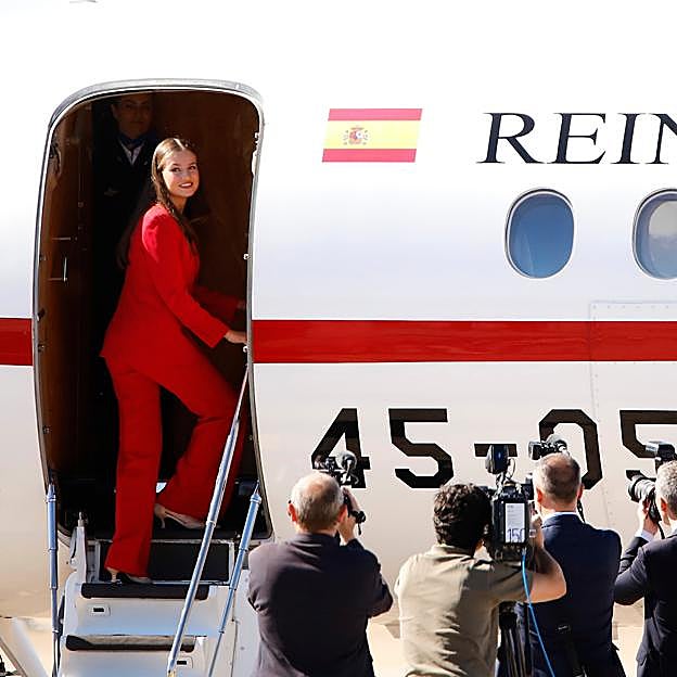 Leonor fue despedida con honores en el aeropuerto de Madrid. 