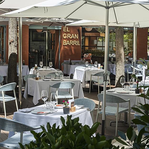 La terraza de El Gran Barril de Castellana, uno de los restaurantes en los que se pueden disfrutar los platos de las Jornadas de la Cigala del Mediterráneo.