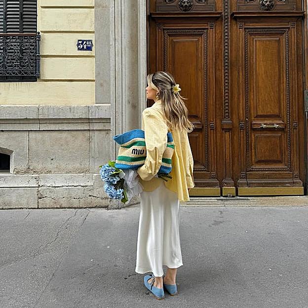 Básicos en amarillo mantequilla: el color tendencia del verano que más favorece