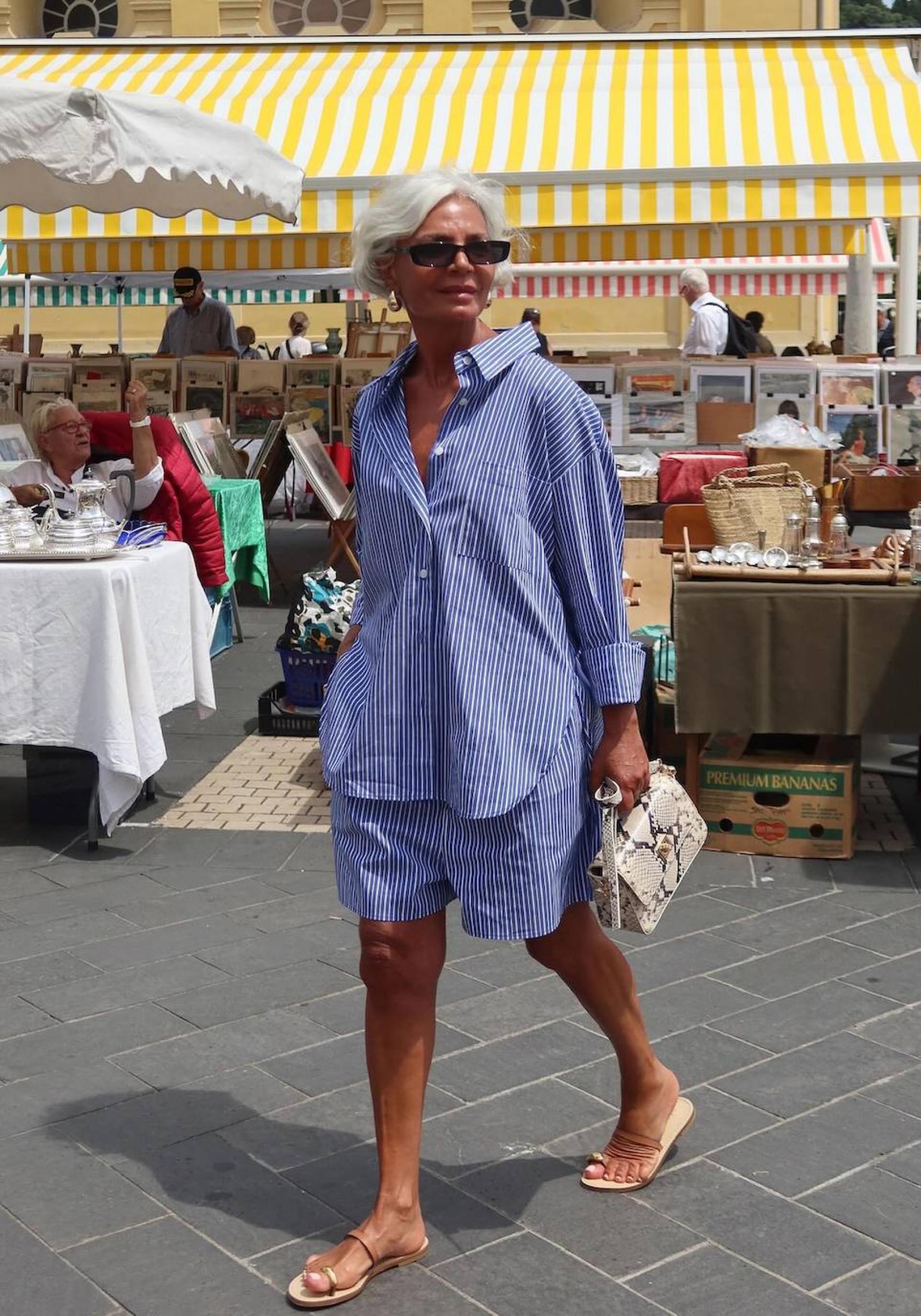 Influencer de más de 50 con conjunto de rayas