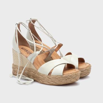 Imagen secundaria 1 - Las alpargatas de Victoria de Suecia son las sandalias más cómodas que puedes llevar en verano