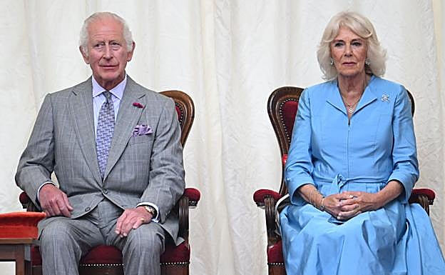 Carlos III de Inglaterra y la reina Camilla en su visita Islas del Canal. 