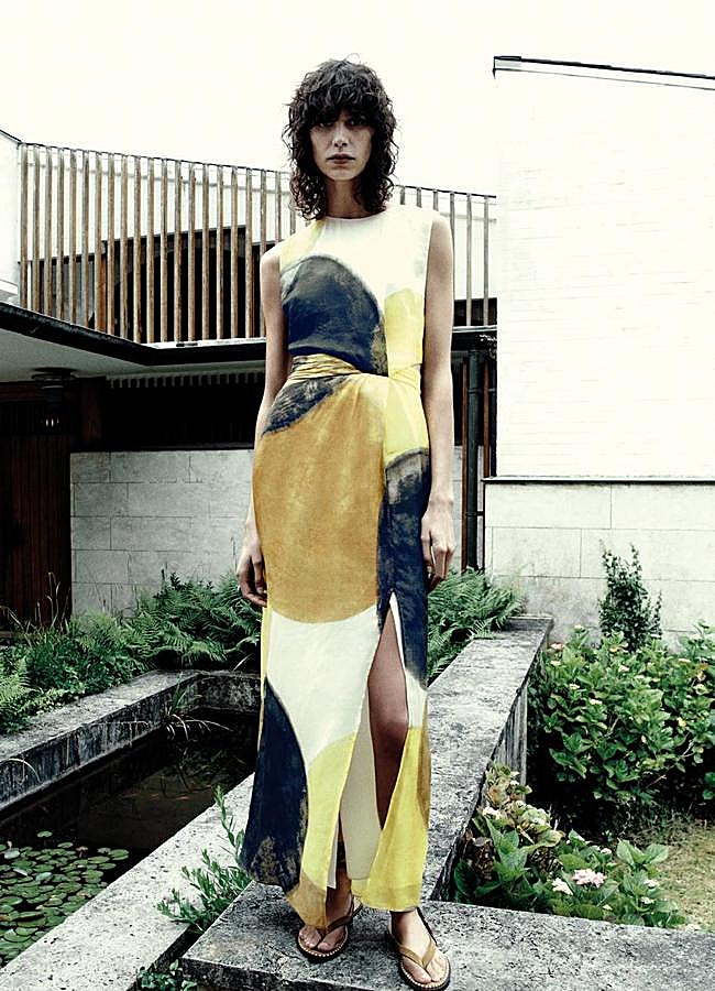 Imagen - Vestido midi con diseño cut-out de Zara.