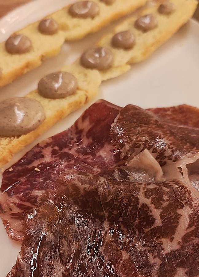 Imagen - La deliciosa (e imprescindible) cecina de Wagyu de Bugao, un plato perfecto para degustar en la barra. /AFL