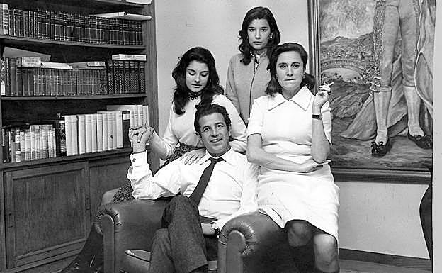 La familia Ordóñez al completo, fotografiada en su casa de Madrid, en 1971. 