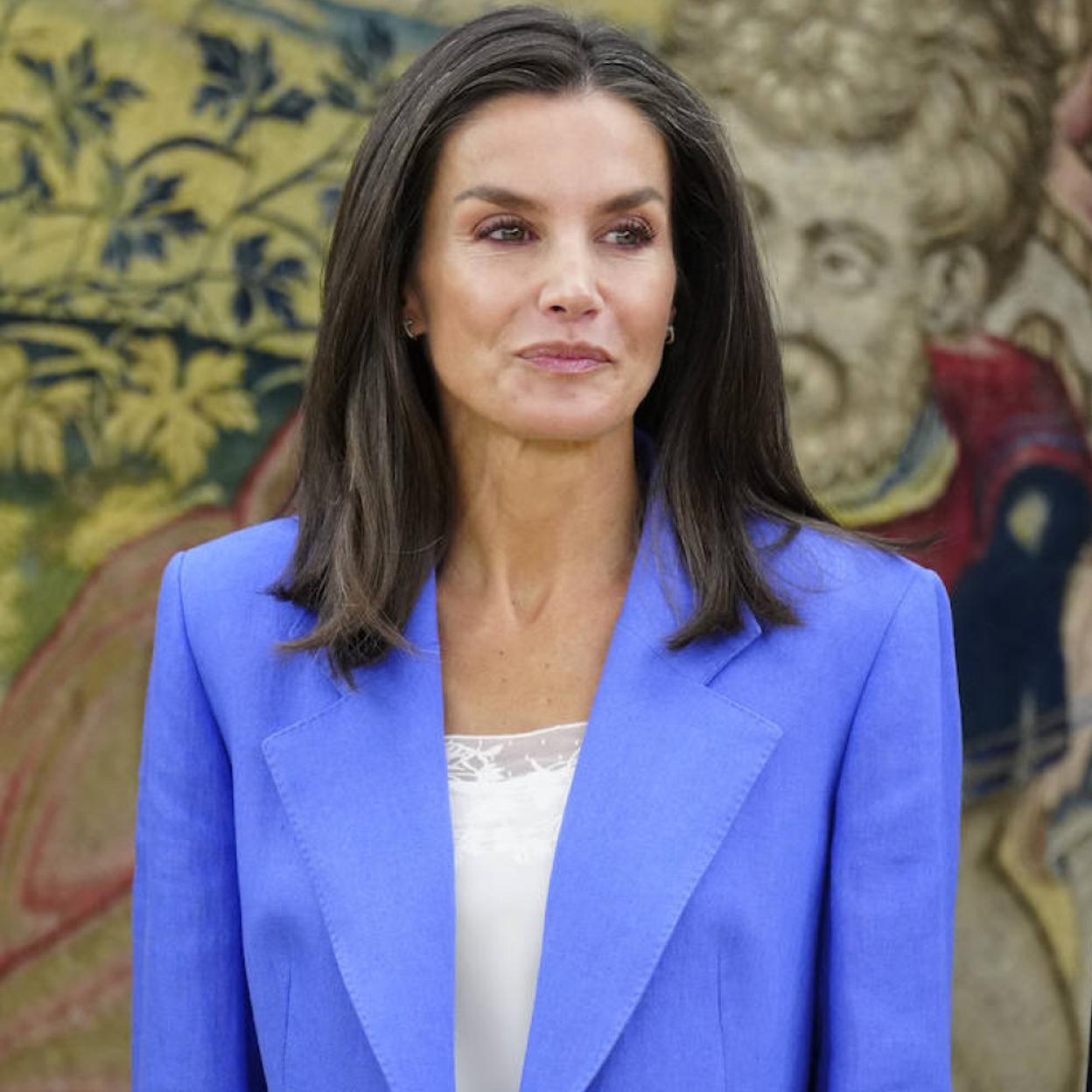 La reina Letizia con un traje de lino de color azul.