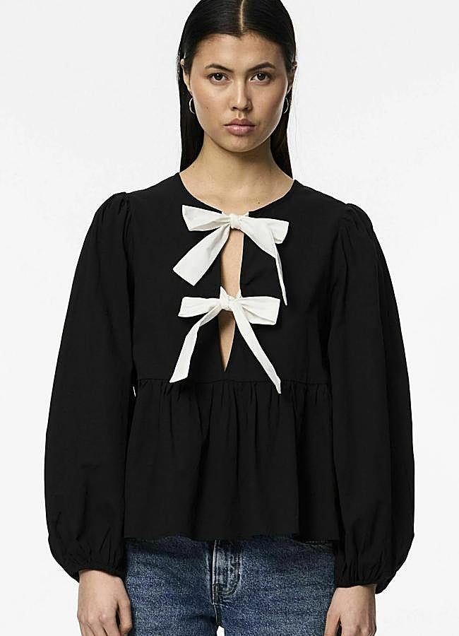 Imagen - Blusa negra con lazada de Pieces, 36,99 euros.