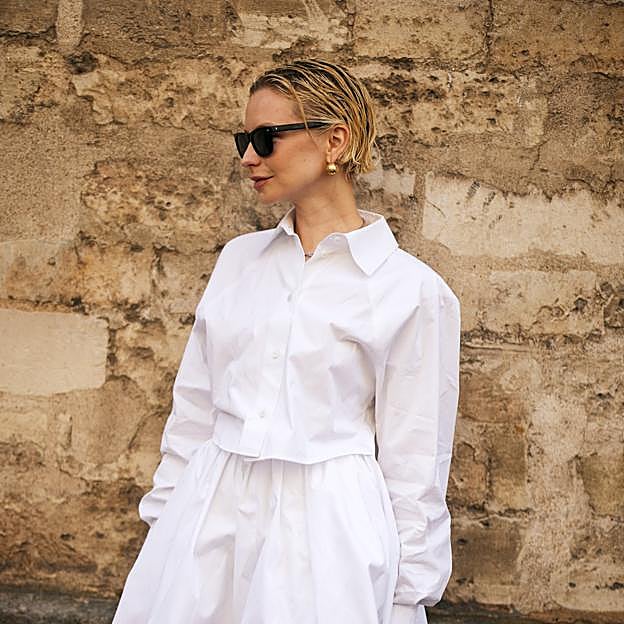 Cinco camisas blancas de Zara que elevarán tus looks con shorts este verano